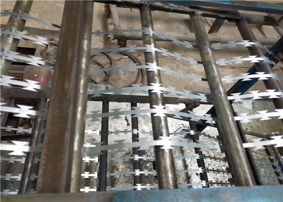 Kıyı Bölgelerinde Bıçaklı Galvanizli Dikenli Tel Concertina Mesh Lashings